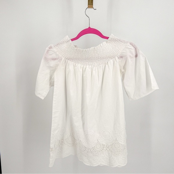 Elegant White Blouse with Smocked Details - Picture 4 of 5